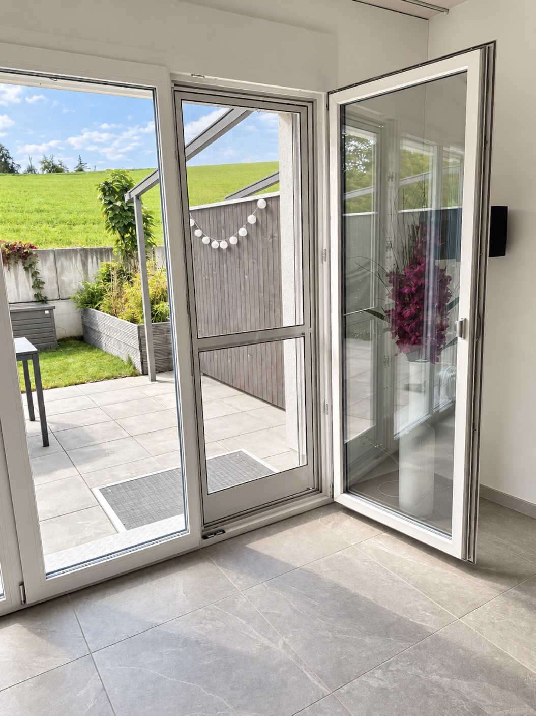 Hochwertige Mückengitter an Fenster und Türe