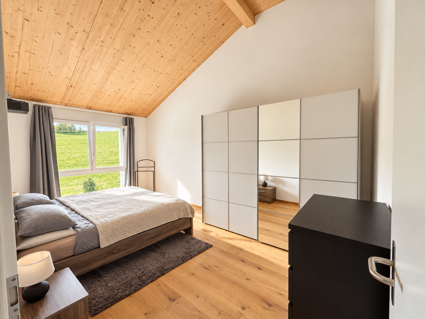 Helles Schlafzimmer mit Blick ins Grüne