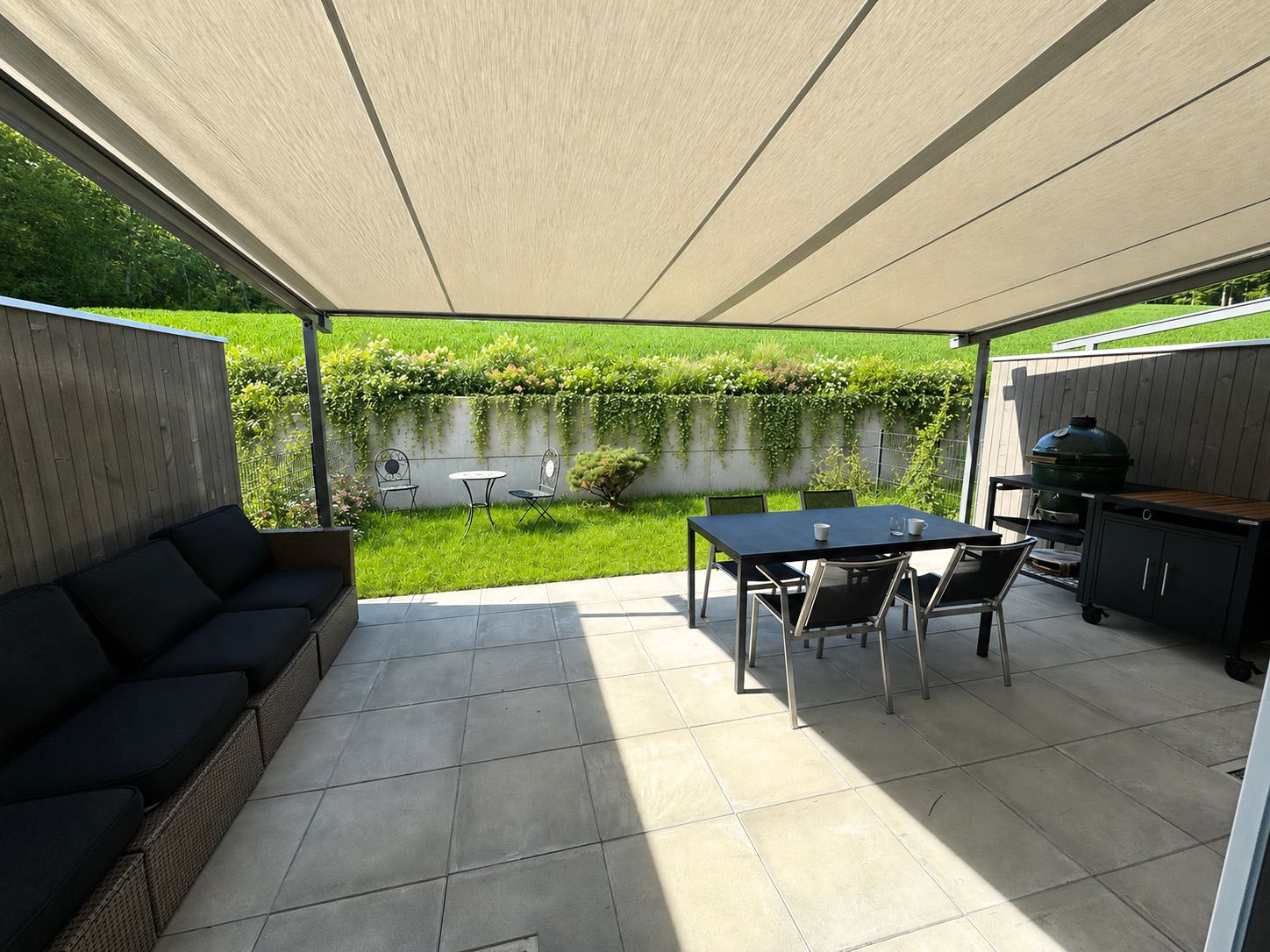 Sitzplatz unter der Markise mit Blick in den Garten