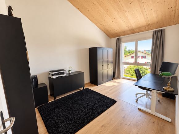 Zimmer mit Schreibtisch