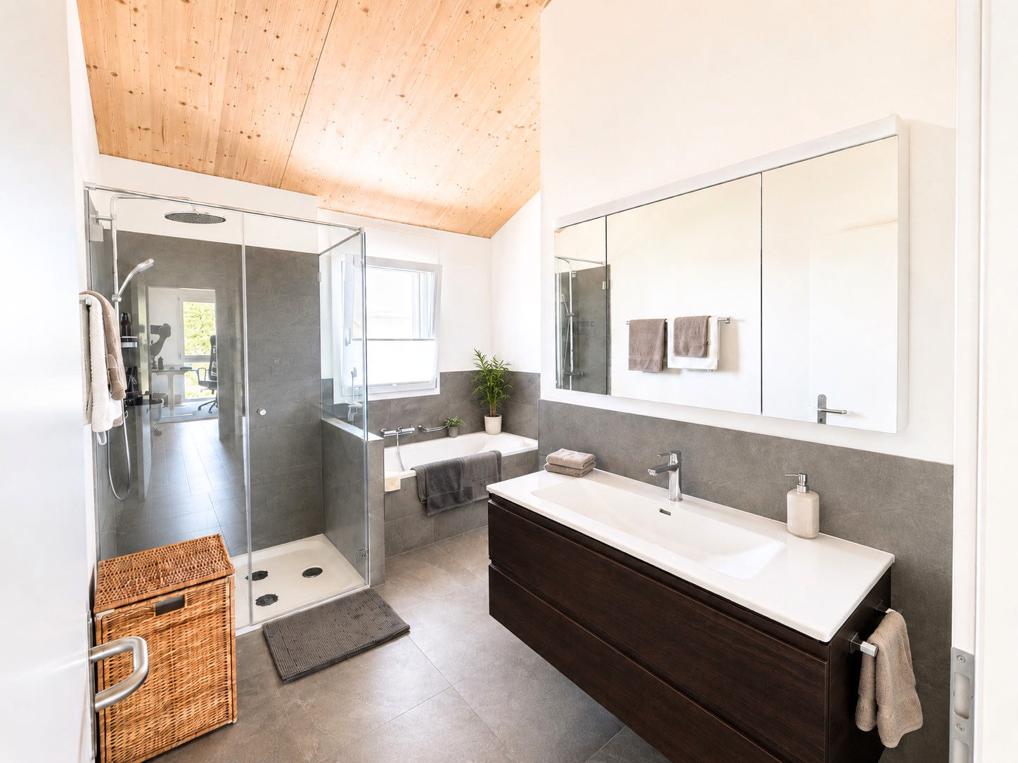 Badezimmer mit Badewanne und Regendusche