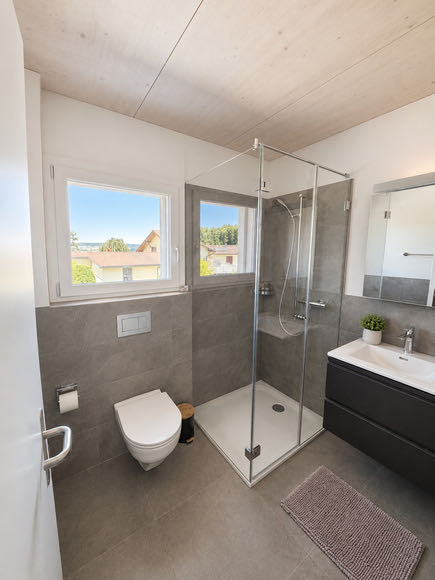Gäste-Bad mit Dusche im Erdgeschoss