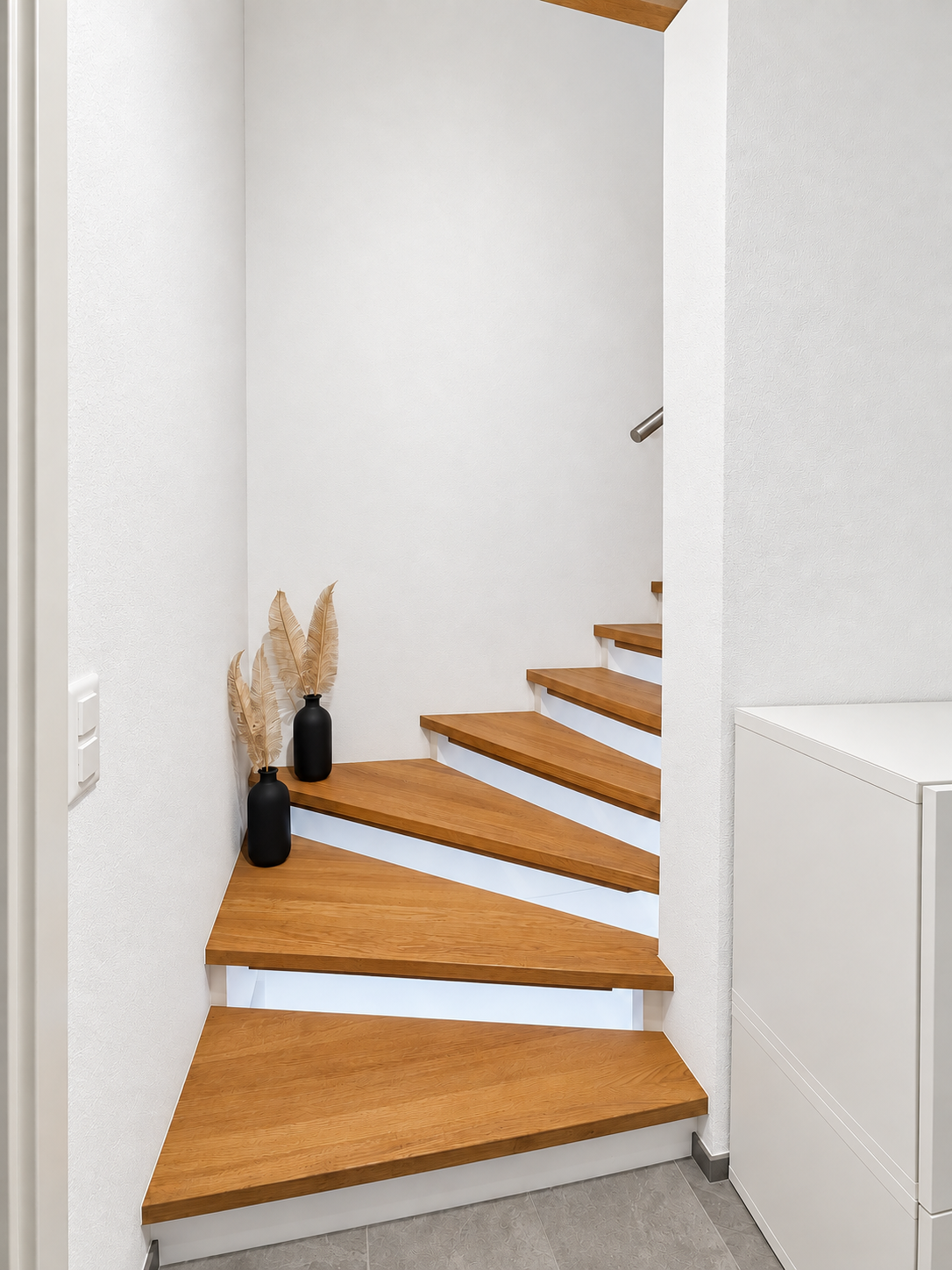 Elegante Holztreppe mit LED-Beleuchtung